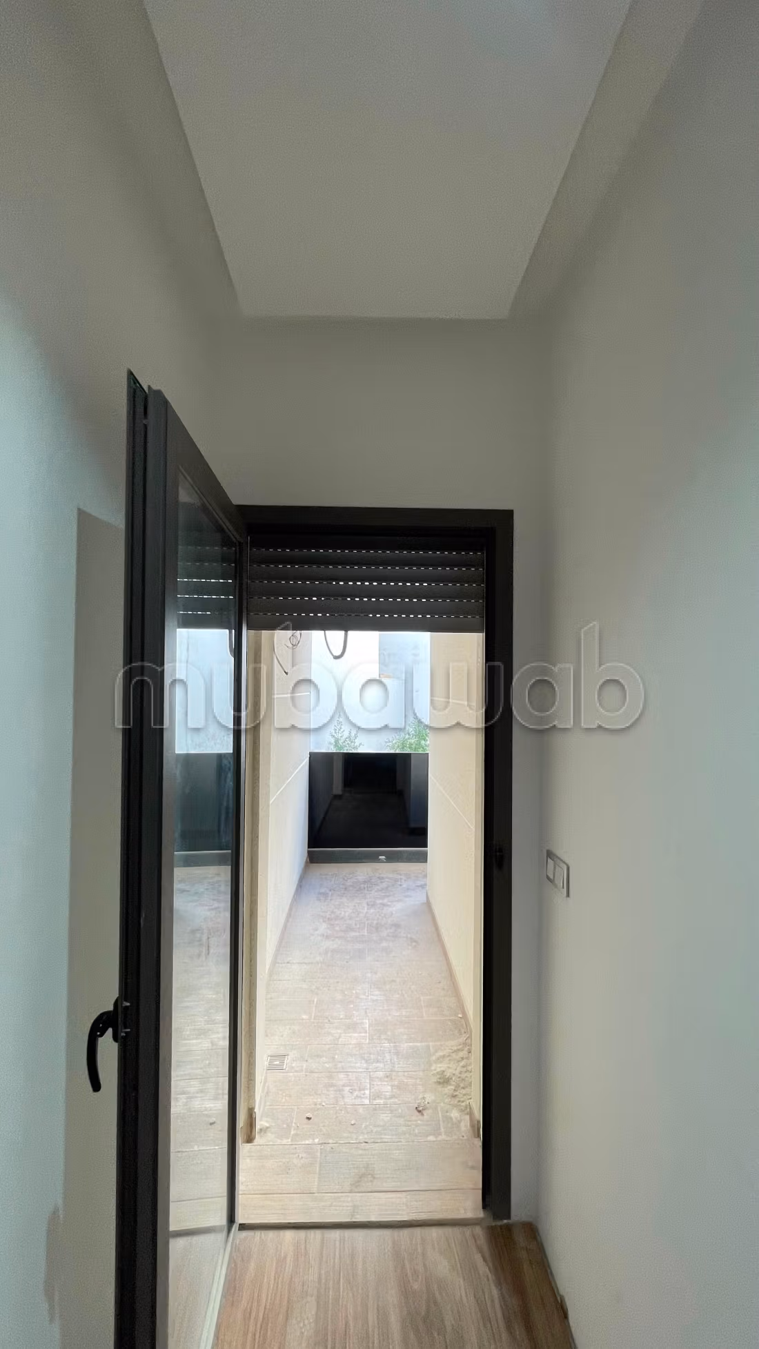 Bel appartement à vendre à Moujahidine. 3 chambres agréables. Antenne parabolique et sécurité