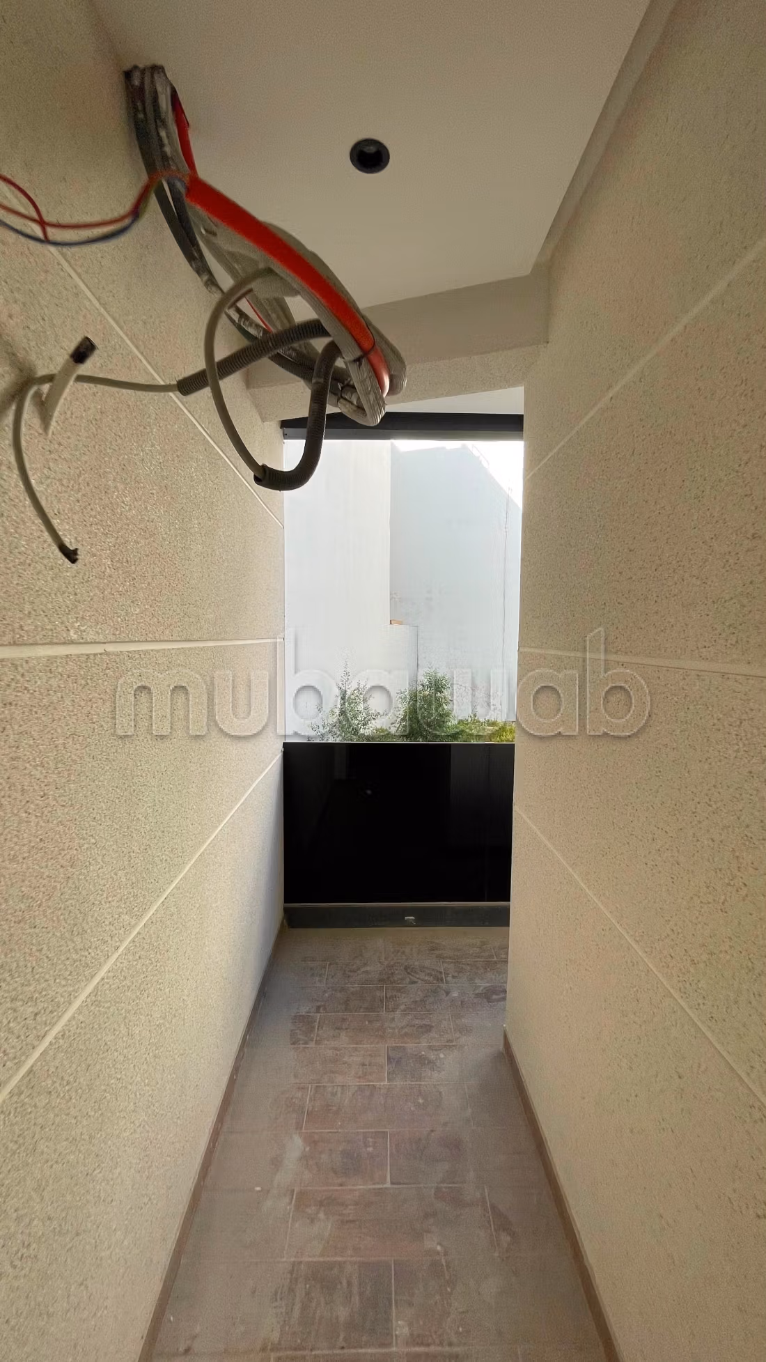 Bel appartement à vendre à Moujahidine. 3 chambres agréables. Antenne parabolique et sécurité