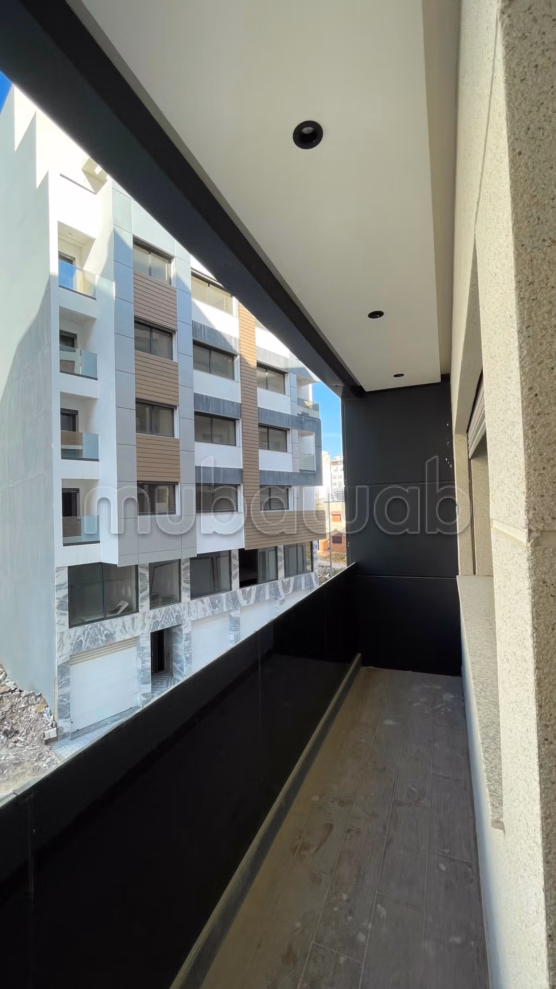 Bel appartement à vendre à Moujahidine. 3 chambres agréables. Antenne parabolique et sécurité