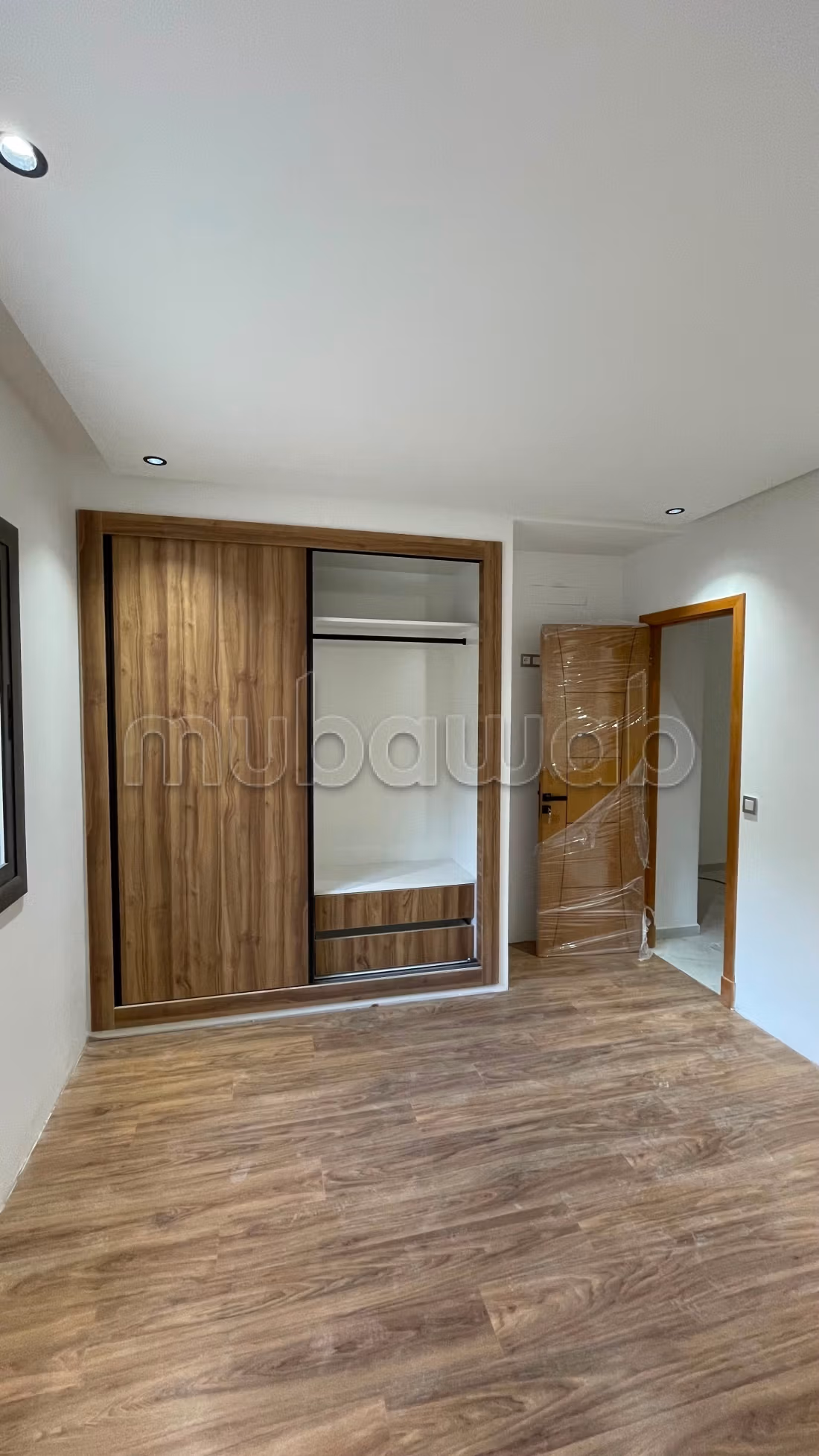 Bel appartement à vendre à Moujahidine. 3 chambres agréables. Antenne parabolique et sécurité