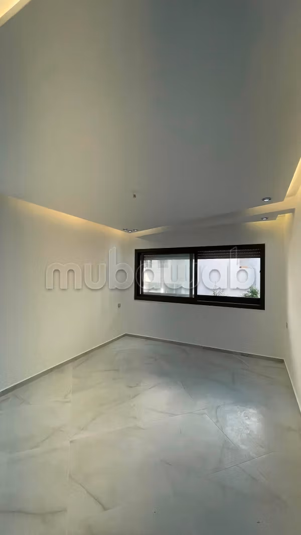 Bel appartement à vendre à Moujahidine. 3 chambres agréables. Antenne parabolique et sécurité