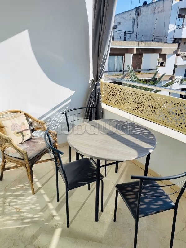 Un monolocale arredato a Hassan con terrazza