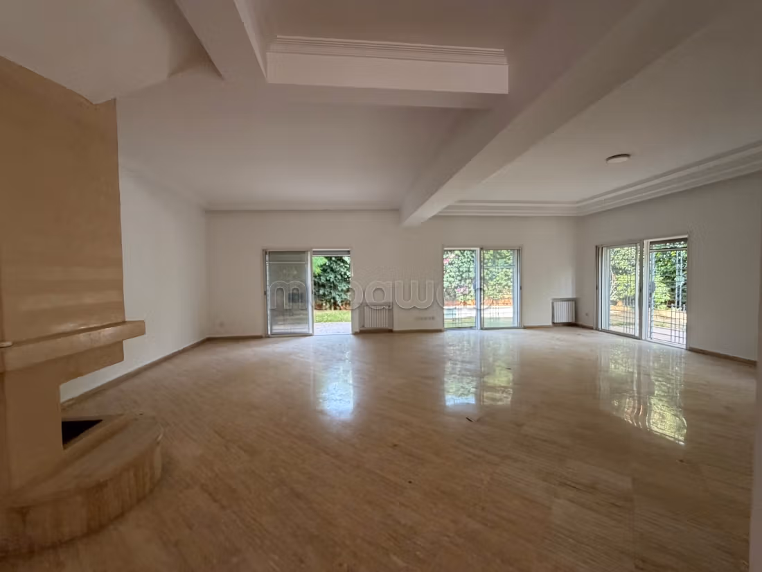 Location high-end villa in Ain Diab. Area 400 m². Pool, air conditioning