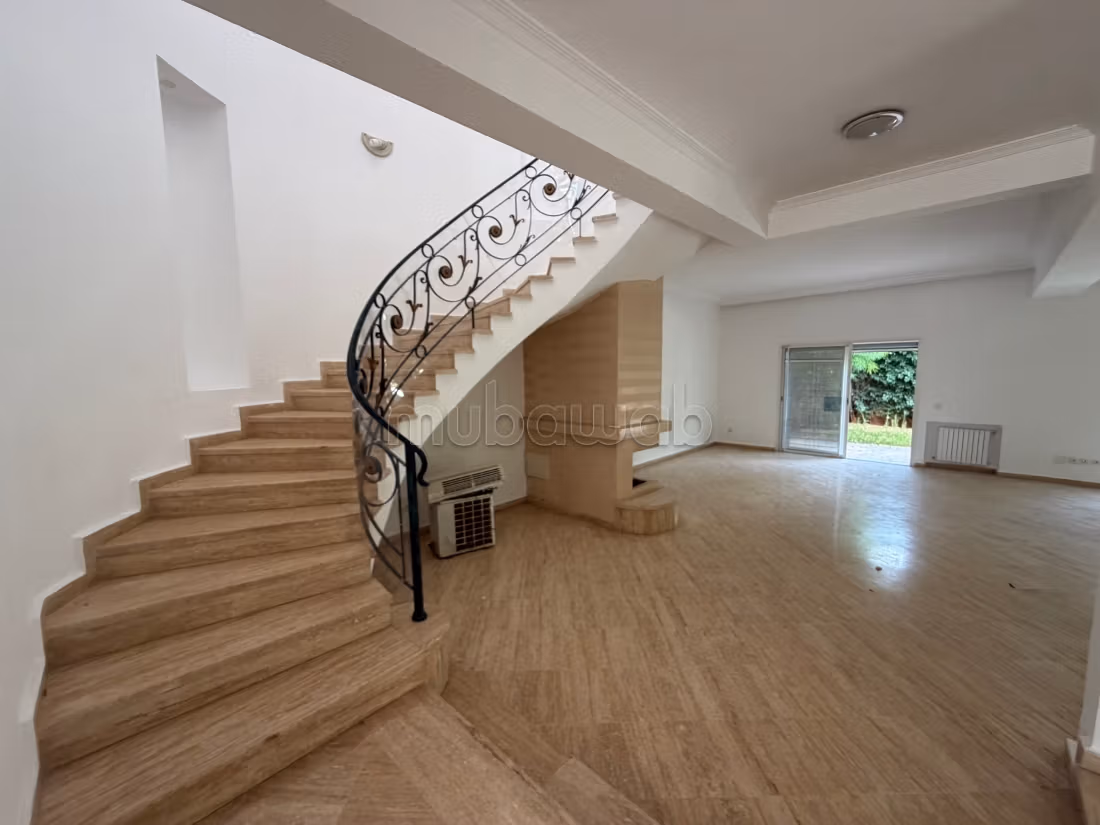 Location high-end villa in Ain Diab. Area 400 m². Pool, air conditioning