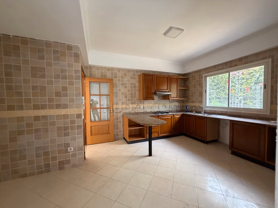 Location high-end villa in Ain Diab. Area 400 m². Pool, air conditioning