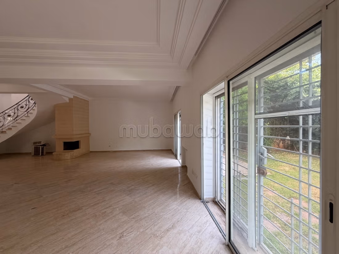 Location high-end villa in Ain Diab. Area 400 m². Pool, air conditioning
