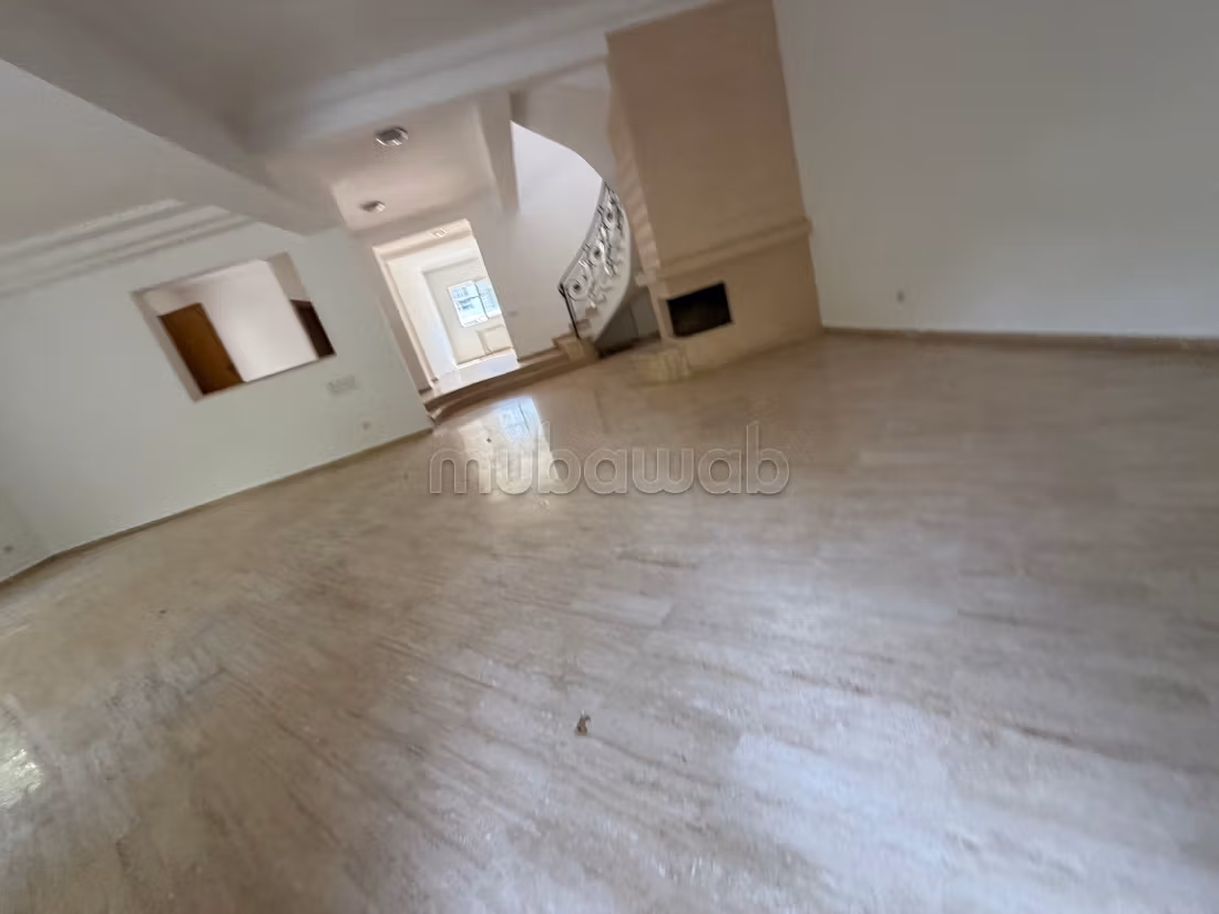 Location high-end villa in Ain Diab. Area 400 m². Pool, air conditioning