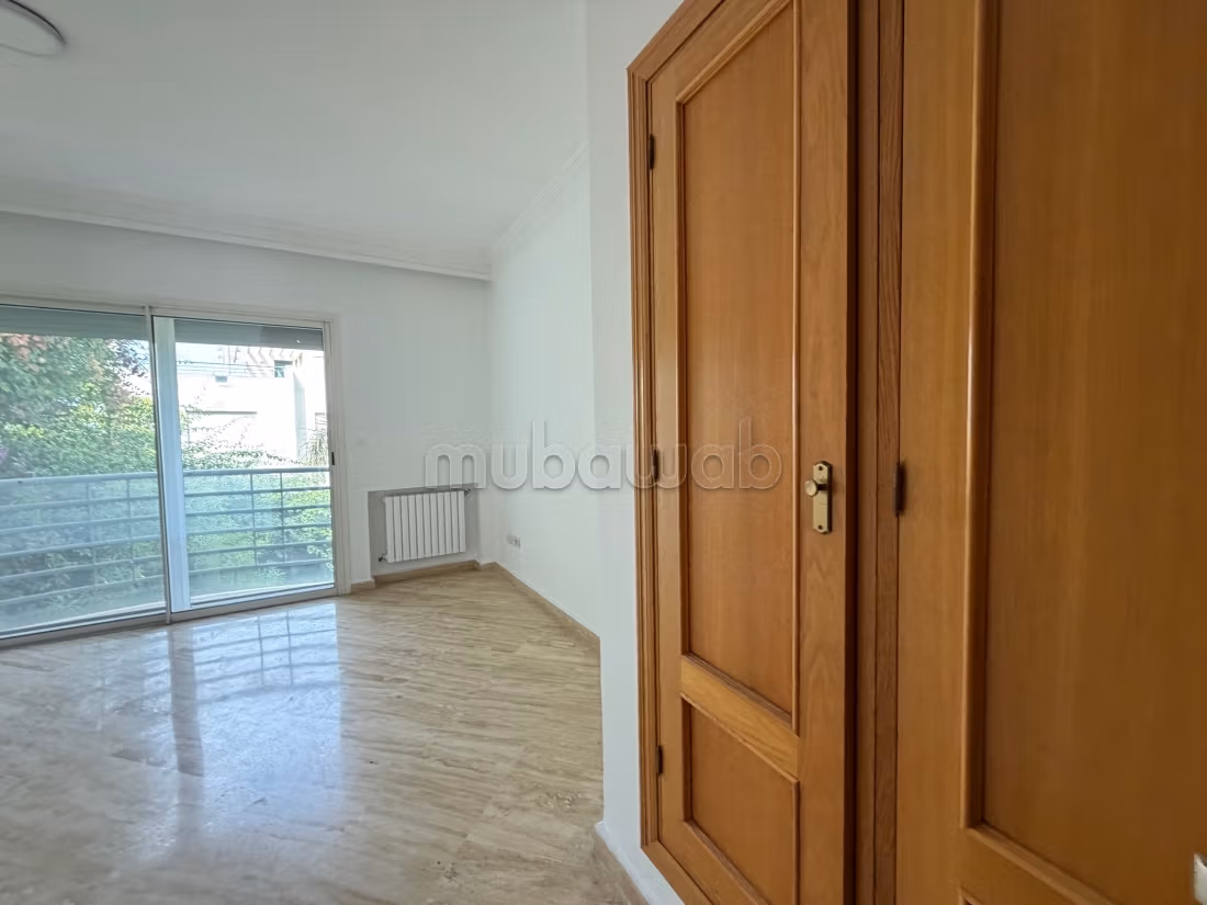 Location high-end villa in Ain Diab. Area 400 m². Pool, air conditioning