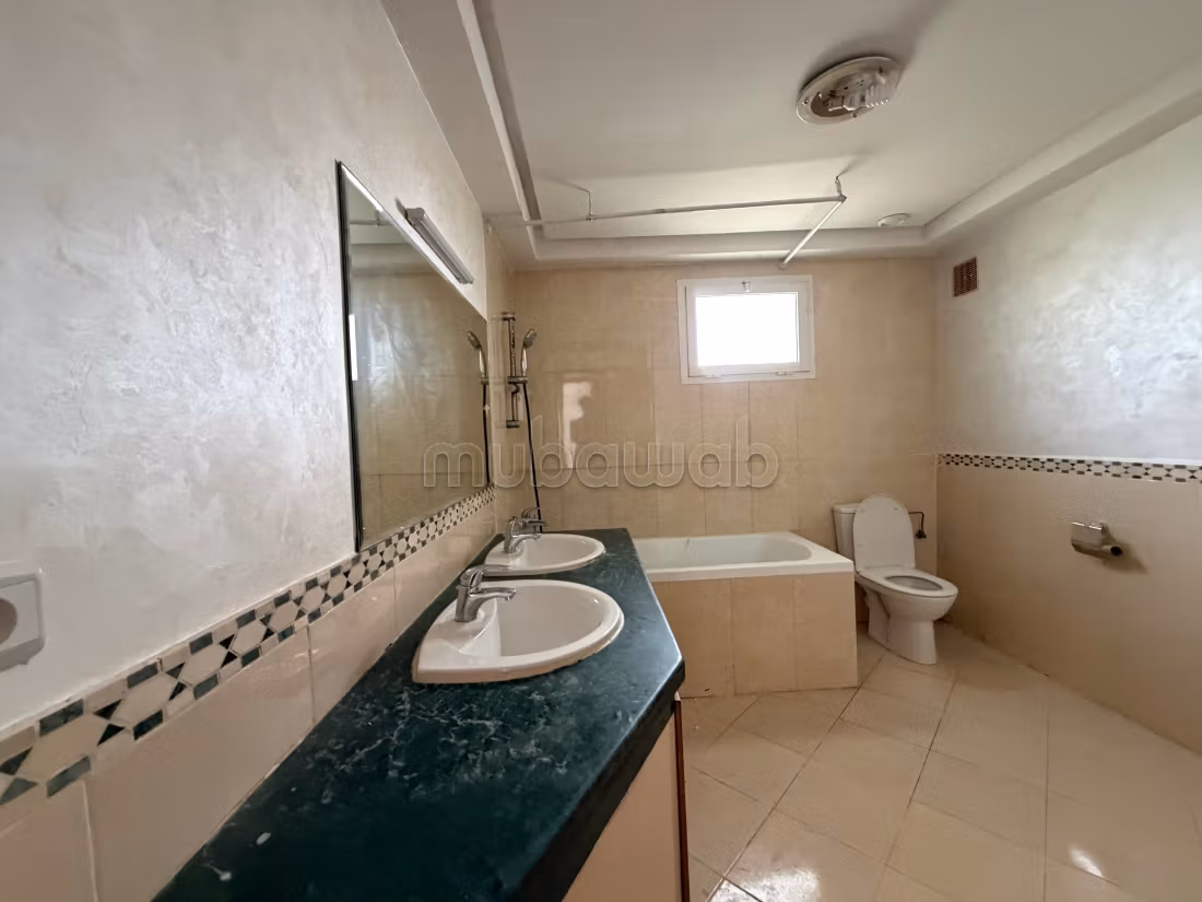 Location high-end villa in Ain Diab. Area 400 m². Pool, air conditioning