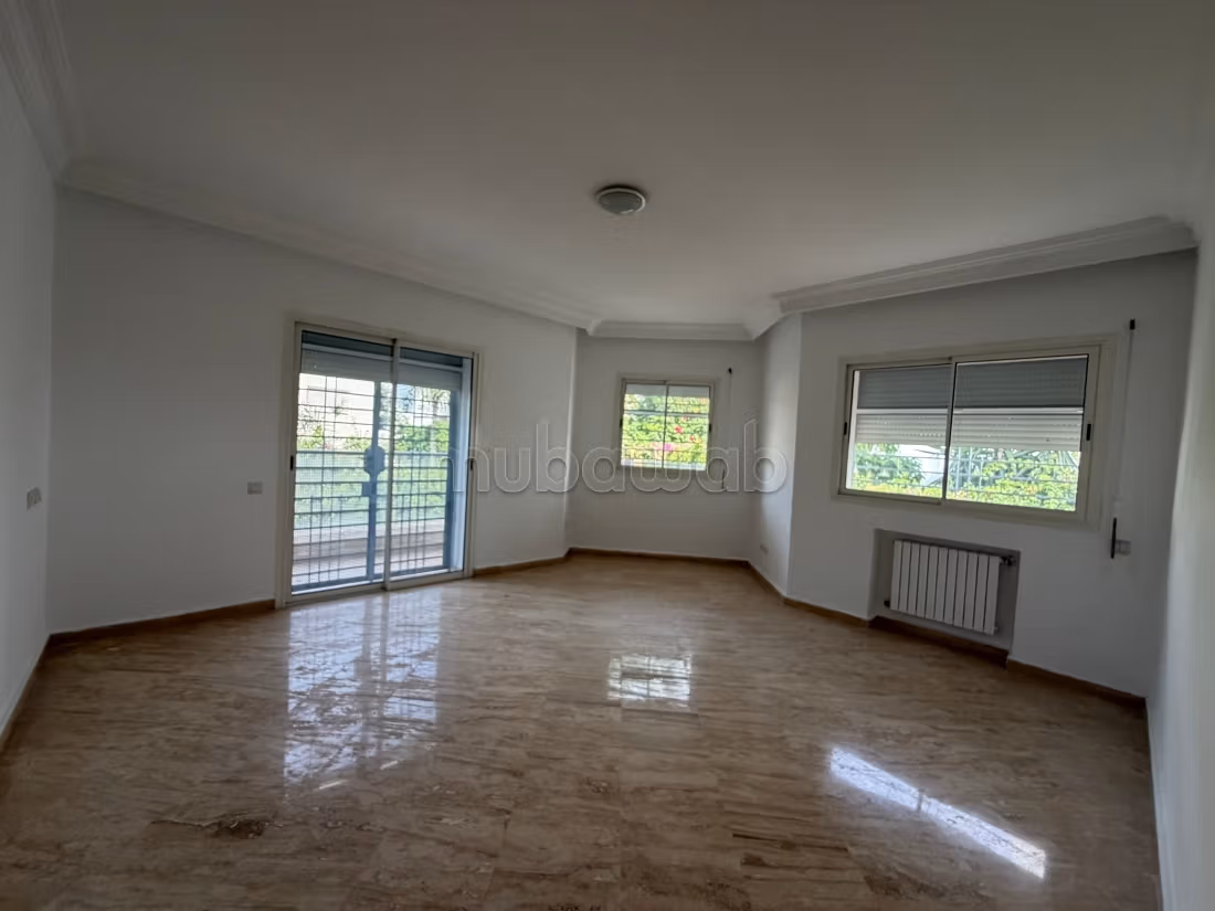 Location high-end villa in Ain Diab. Area 400 m². Pool, air conditioning