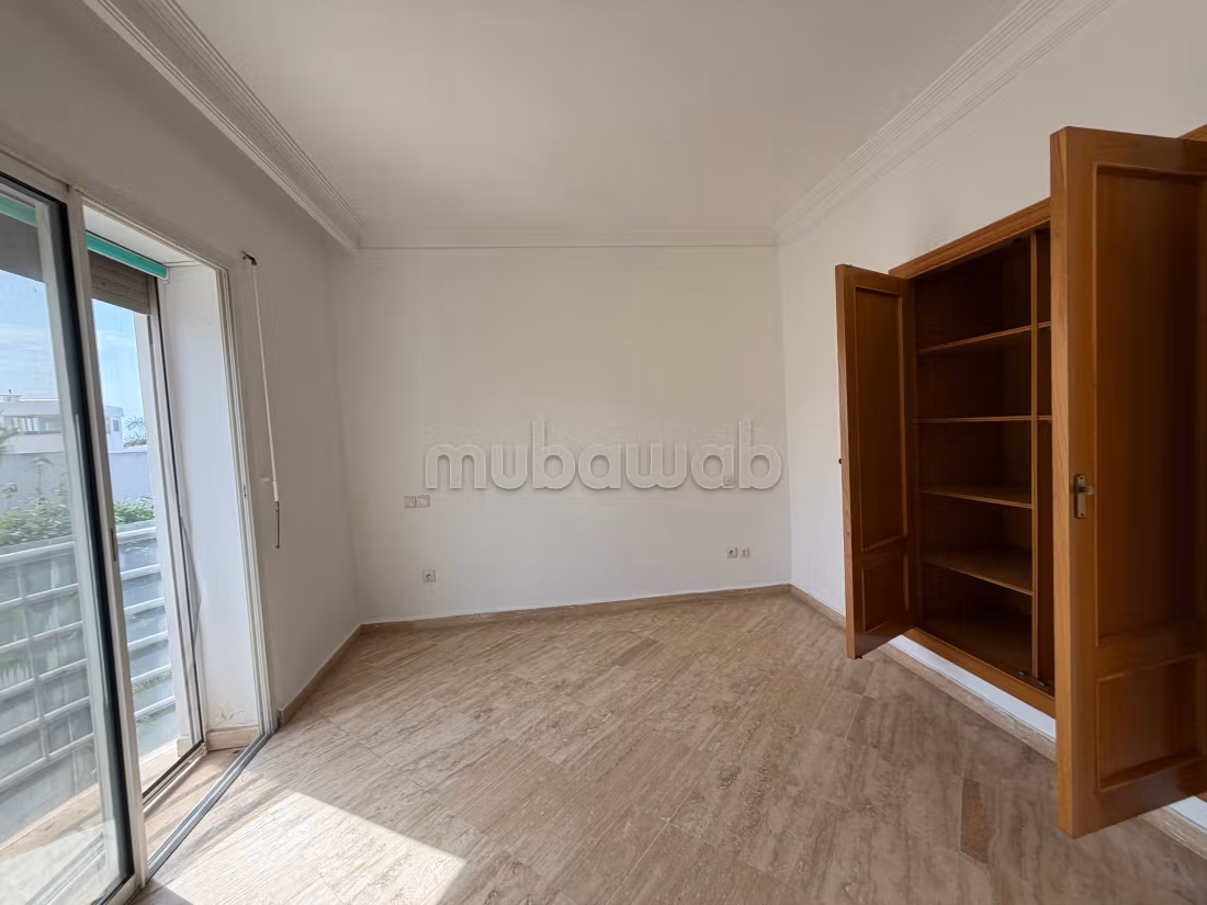 Location high-end villa in Ain Diab. Area 400 m². Pool, air conditioning