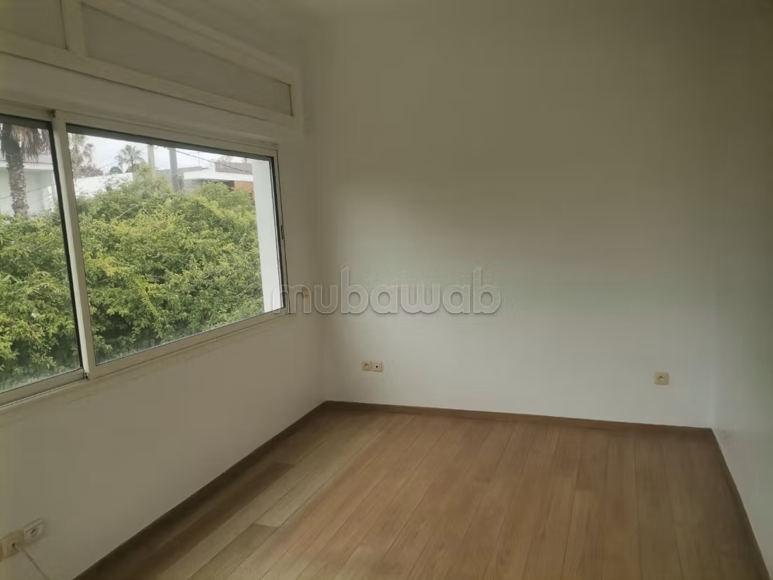Location high-end villa in Ain Diab. Area 400 m². Pool, air conditioning