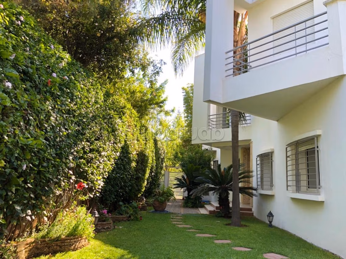 Location high-end villa in Ain Diab. Area 400 m². Pool, air conditioning