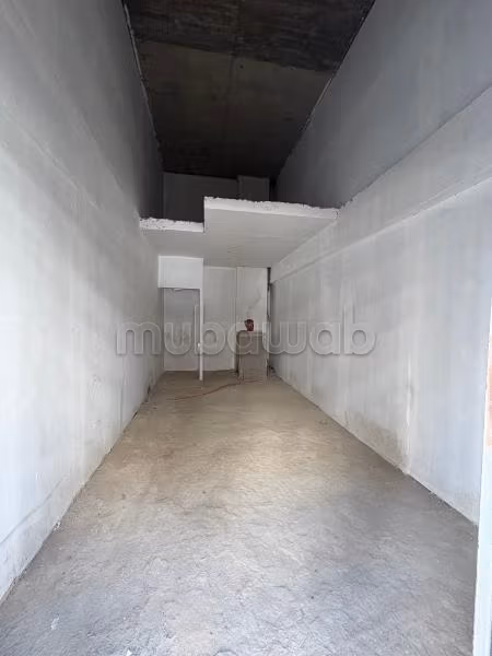 Alquile este local comercial en Las princesas. Superficie 35 m². Asegurado 24/7