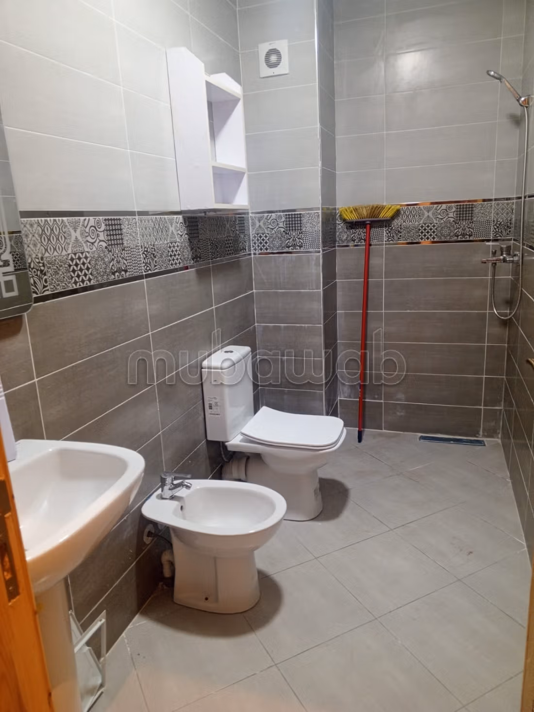 Beautiful apartment for rent in Khouribga. 2 wonderful rooms. A secure residence equipped with a satellite channel reception system.