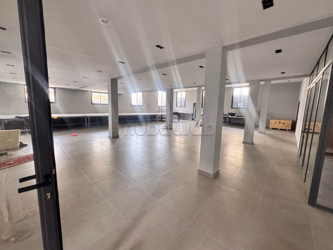 Edificio comercial en venta en Riad Oulad Mtaa. Superficie total 1883 m². Puerta blindada y residencia asegurada