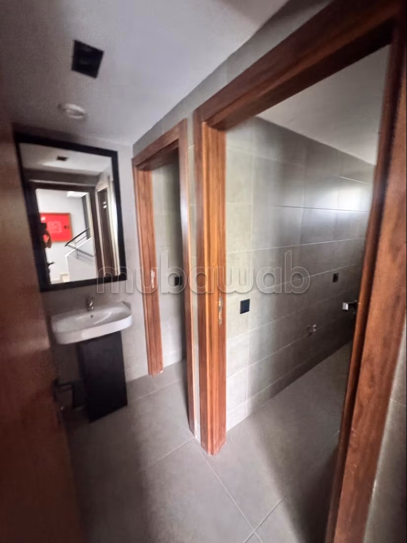 Edificio comercial en venta en Riad Oulad Mtaa. Superficie total 1883 m². Puerta blindada y residencia asegurada