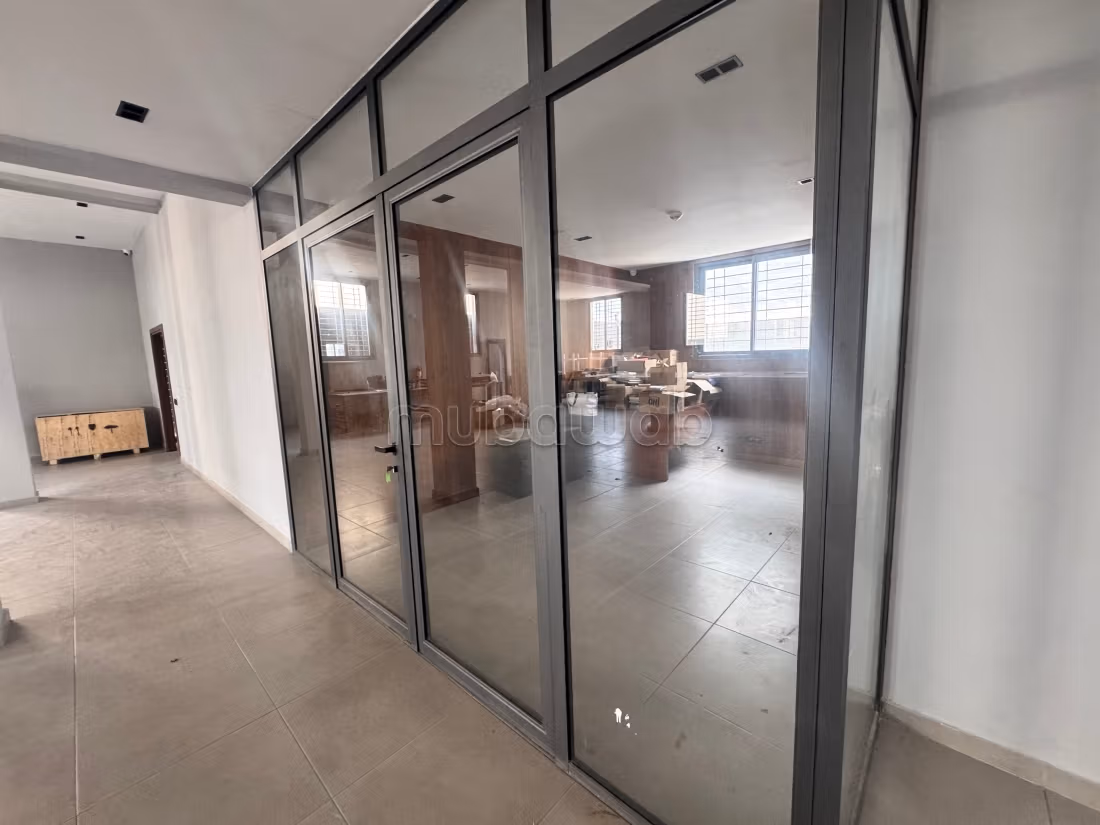 Edificio comercial en venta en Riad Oulad Mtaa. Superficie total 1883 m². Puerta blindada y residencia asegurada