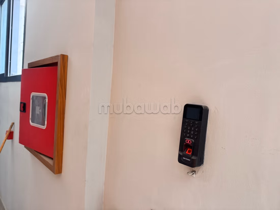 Edificio comercial en venta en Riad Oulad Mtaa. Superficie total 1883 m². Puerta blindada y residencia asegurada