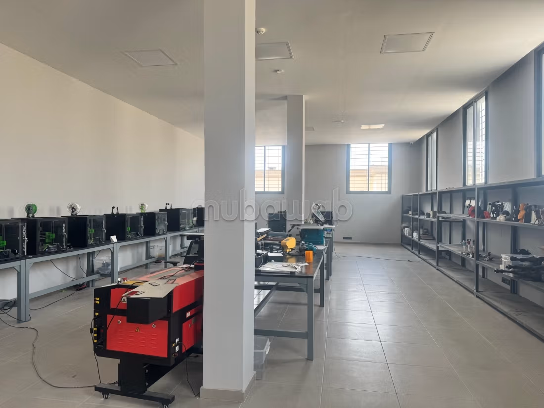 Edificio comercial en venta en Riad Oulad Mtaa. Superficie total 1883 m². Puerta blindada y residencia asegurada