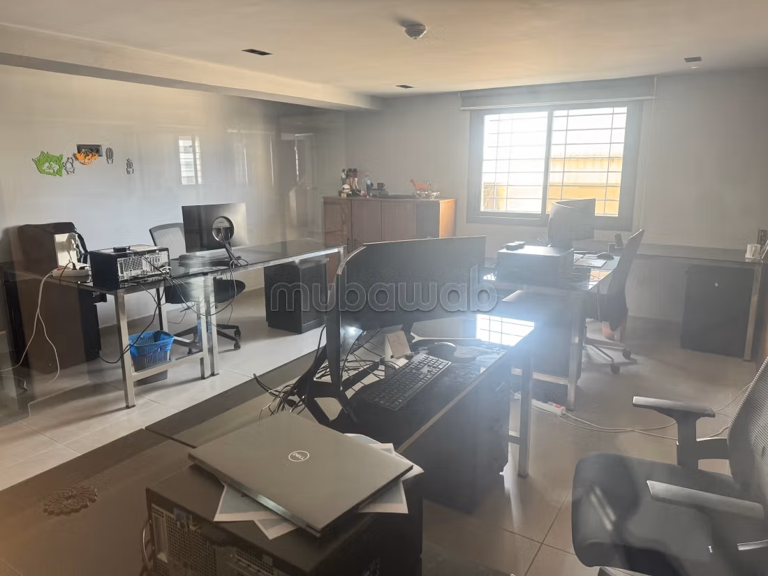 Edificio comercial en venta en Riad Oulad Mtaa. Superficie total 1883 m². Puerta blindada y residencia asegurada