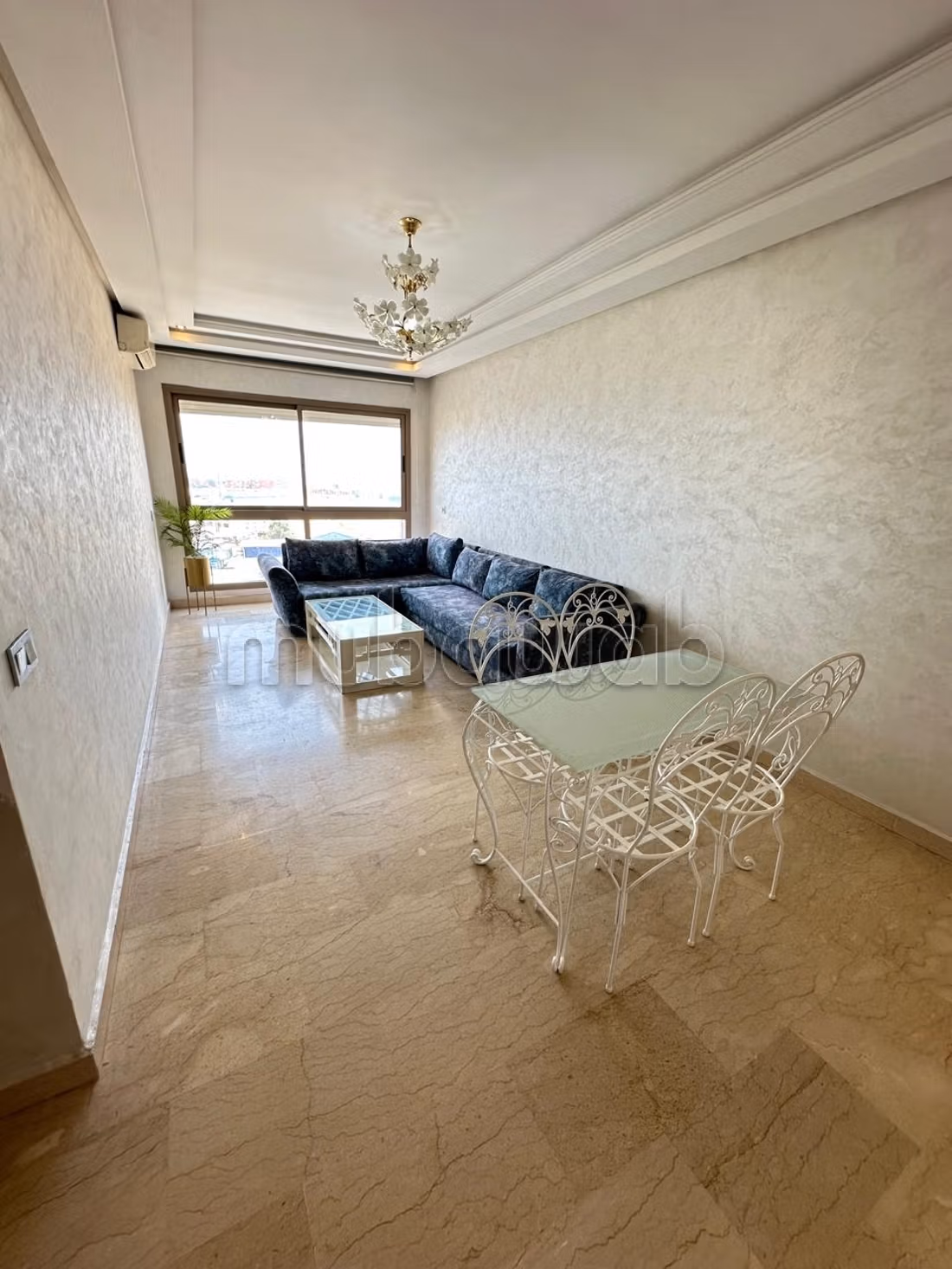 Superbe appartement à louer à Belvédère.
Superficie 100 m².
Bien meublé