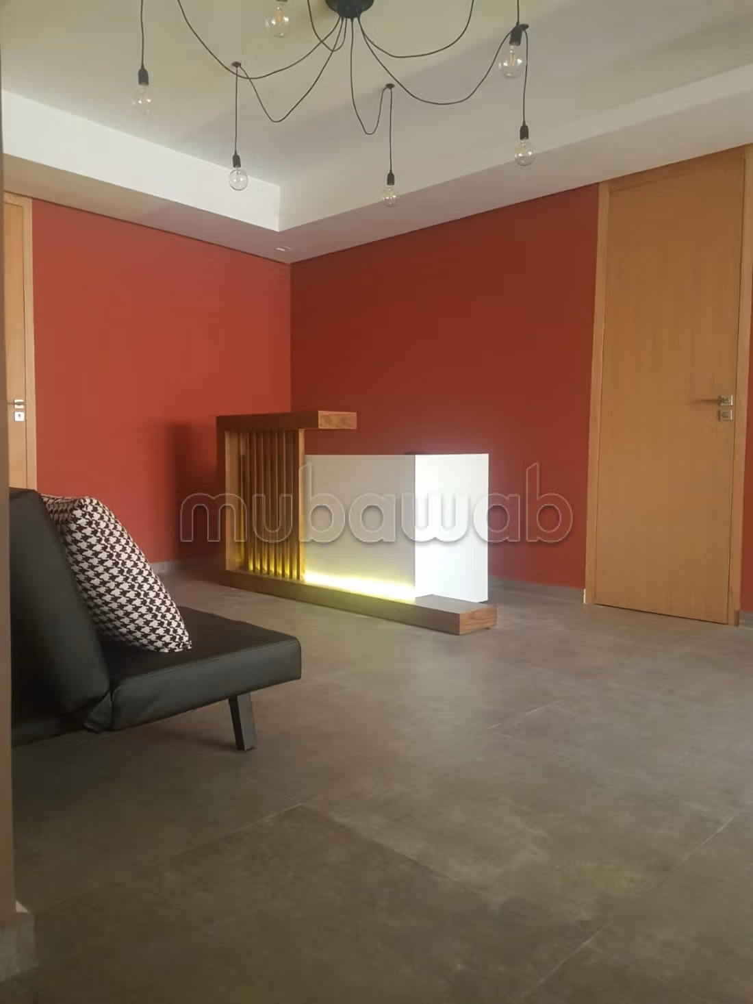 Offices for rent in Anfa. 
Area 100 m². 
Robust door, Residence with security