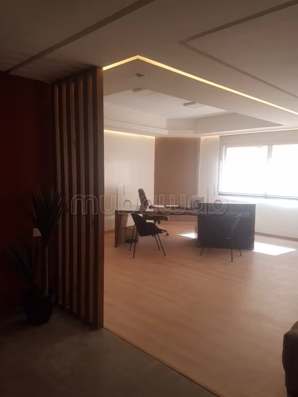 Bureaux à louer à Anfa. Superficie de 100 m². Porte robuste, Résidence avec sécurité