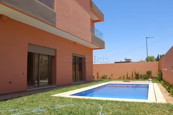 Grande villa all'inizio di Targa
