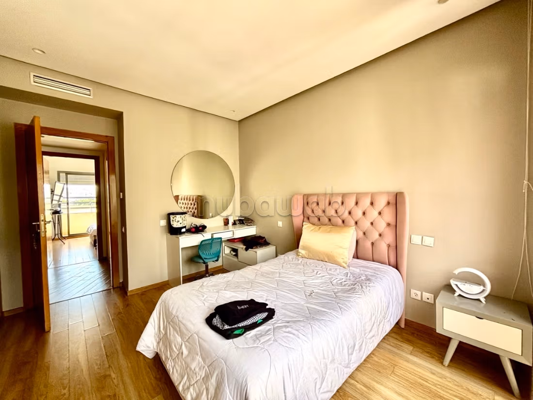 Villa con 4 Camere Angolari e Piscina Rivolta a Sud