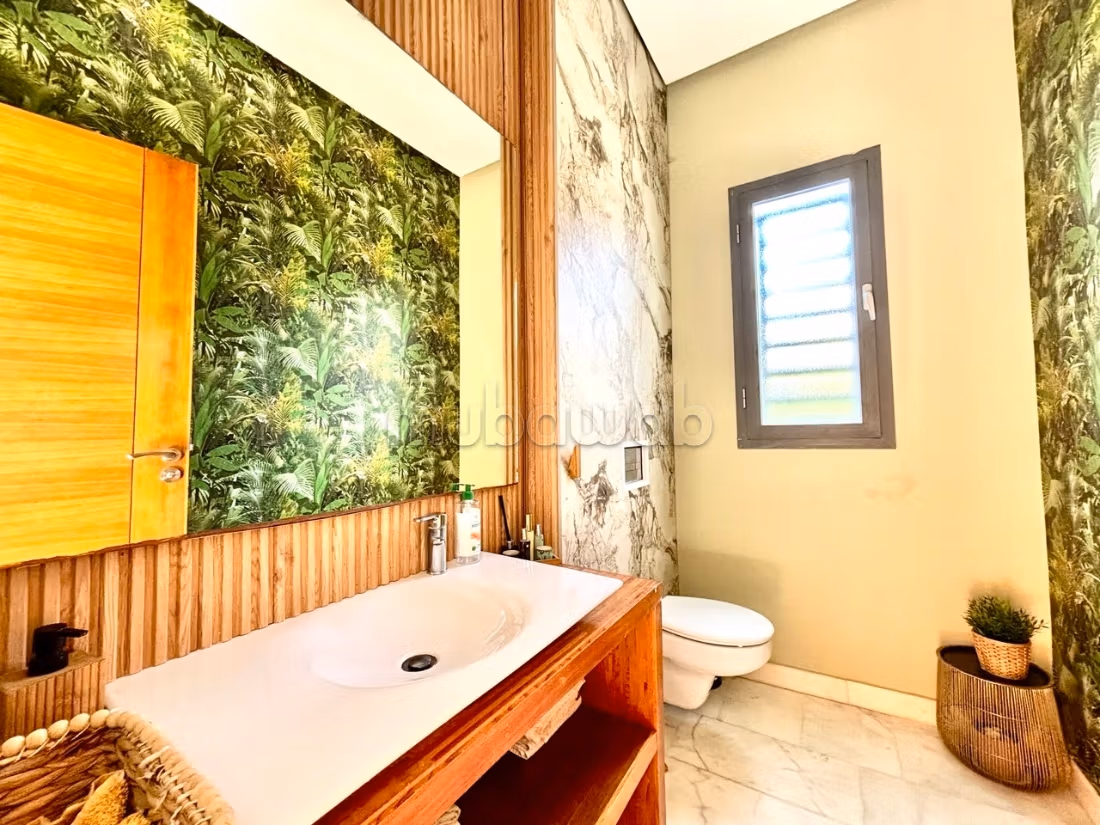 Villa con 4 Camere Angolari e Piscina Rivolta a Sud