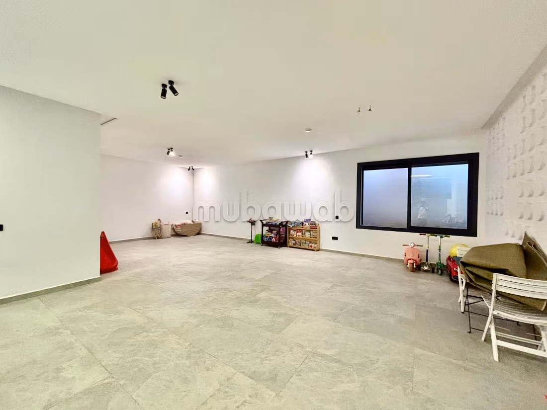 Elegant Architect Villa 4 ch ideally located