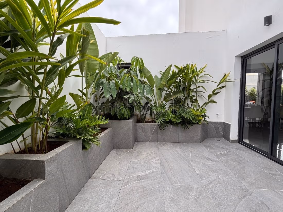 Elegant Architect Villa 4 ch ideally located