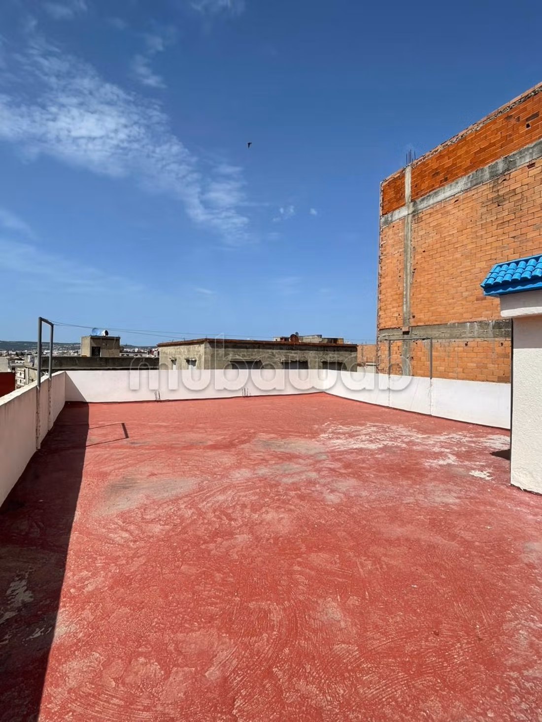 Maison intitulée, avec un titre et en bon état de fonctionnement