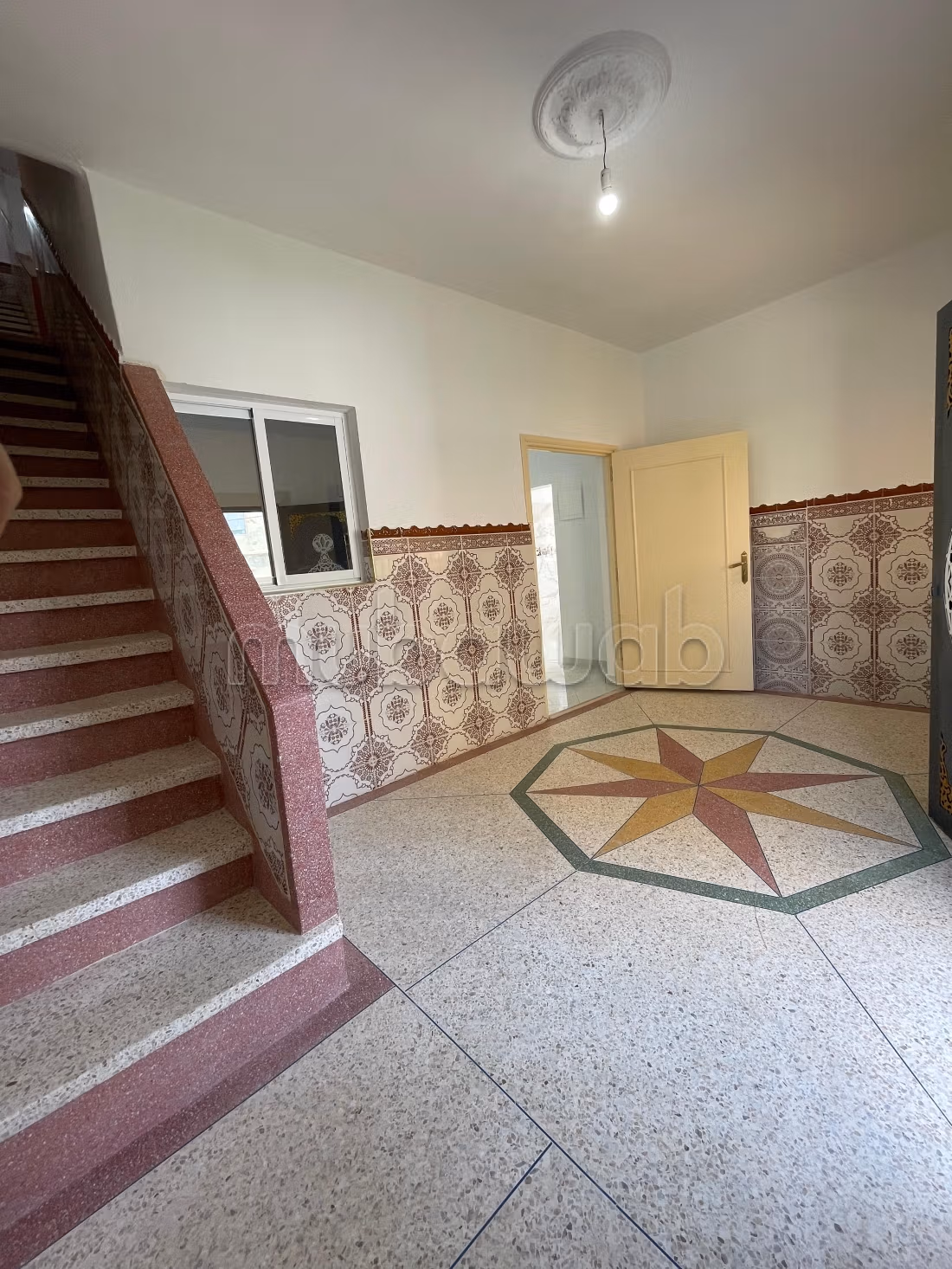 Maison intitulée, avec un titre et en bon état de fonctionnement
