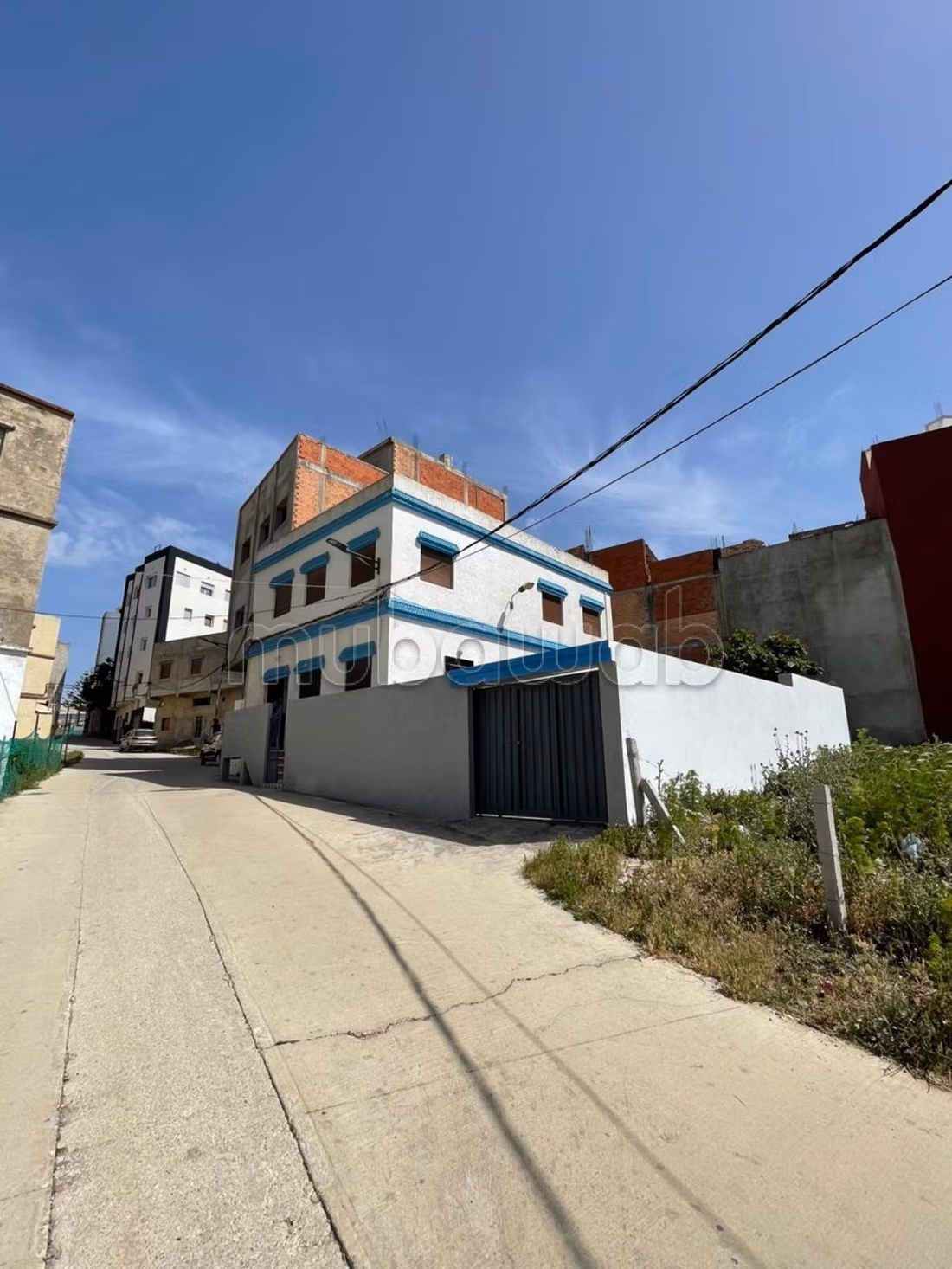 Maison intitulée, avec un titre et en bon état de fonctionnement