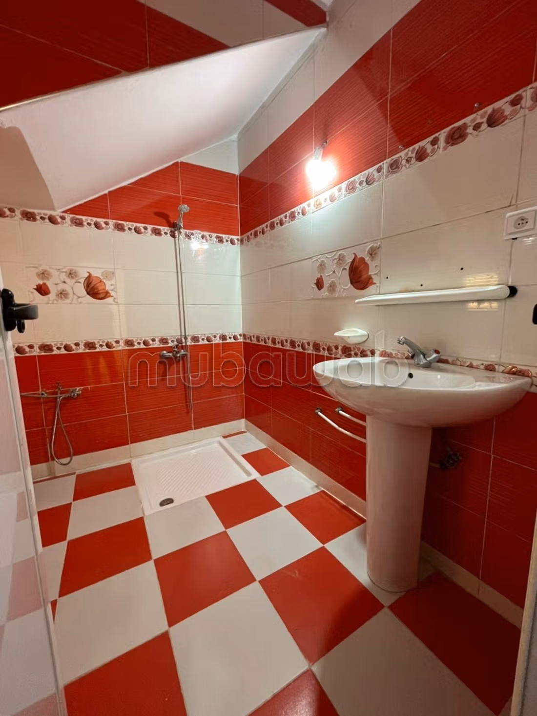 Maison intitulée, avec un titre et en bon état de fonctionnement