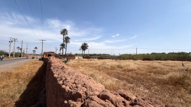 Perceel van 15.000 m² met eigendomstitel op 20 km van Marrakech