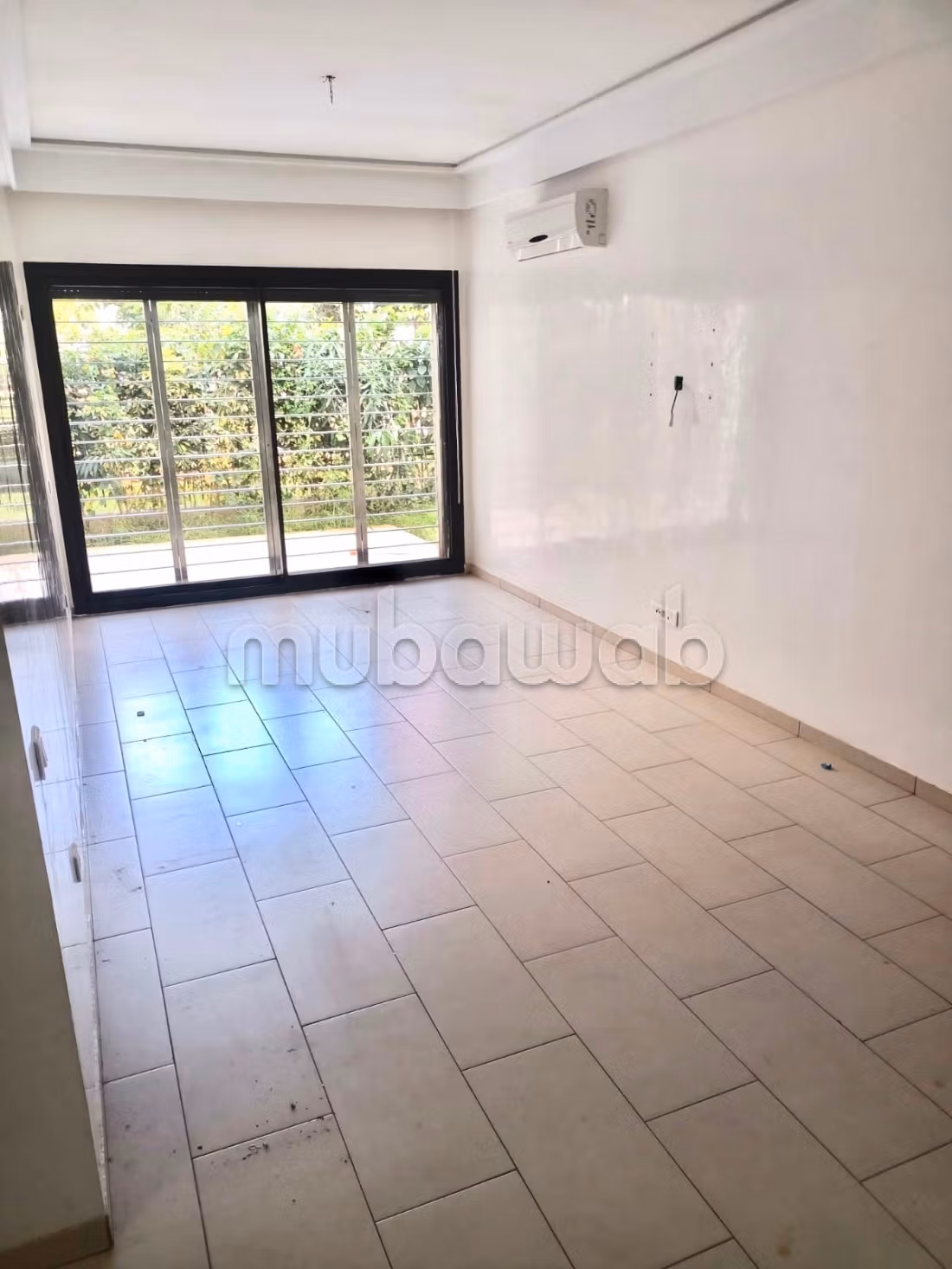 Appartement vide avec jardin à louer