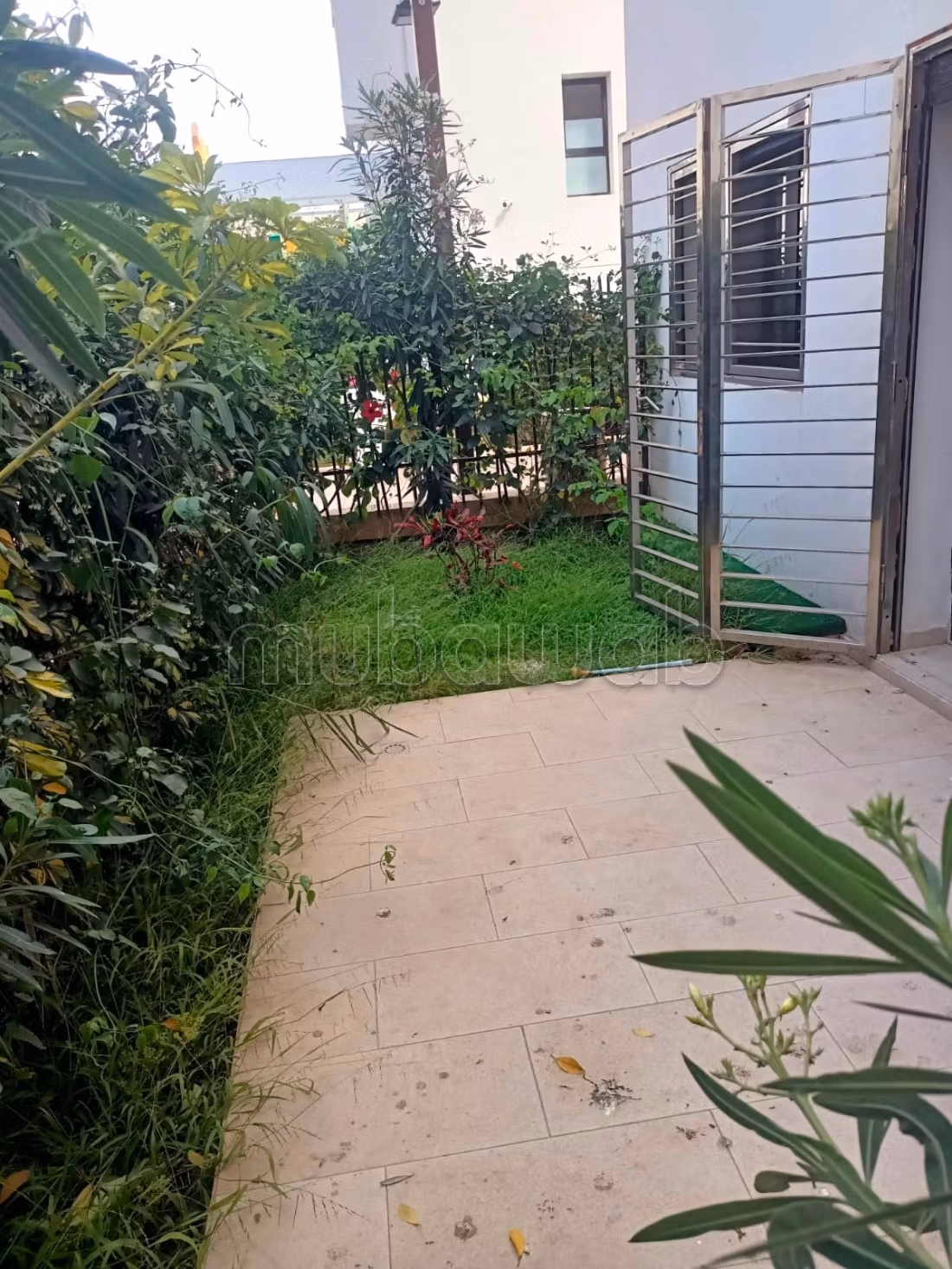 Appartement vide avec jardin à louer — 5
