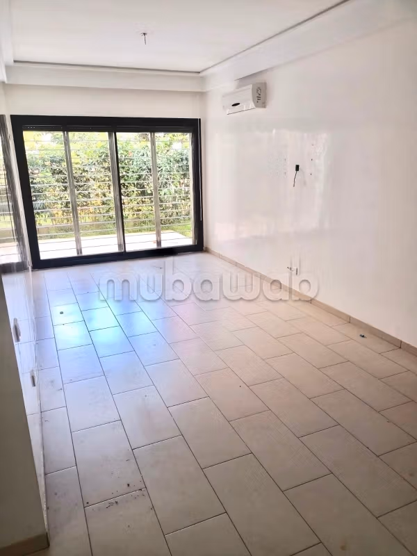 Empty apartment with garden for rent
