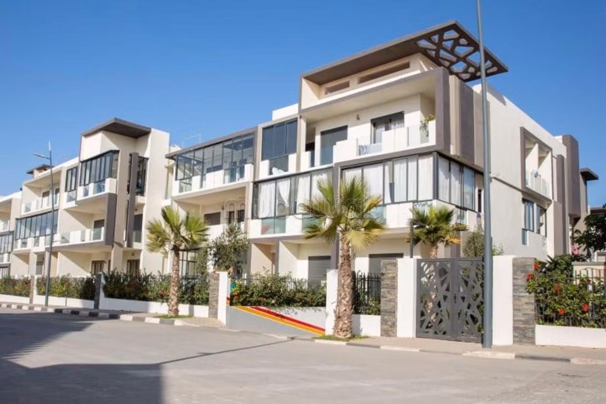 Spacious apartment with pool in Dar Bouazza