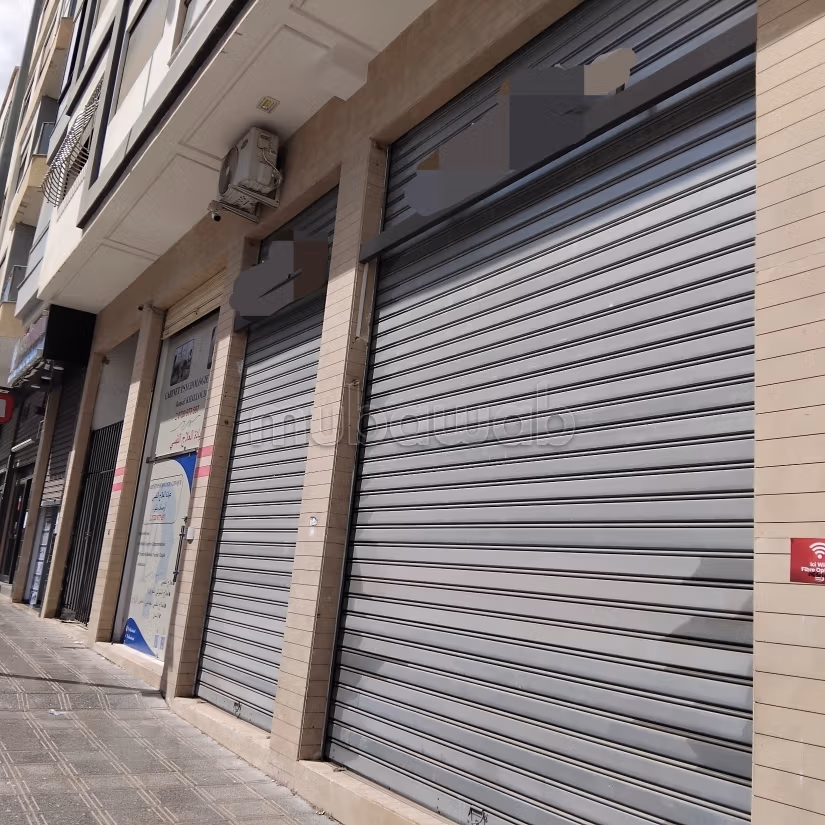 Beau local à vendre à Aïn Sebaâ. Surface de 53 m². Double vitrage