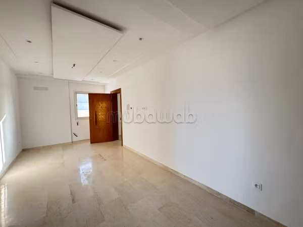 S2 vide avec balcon en location