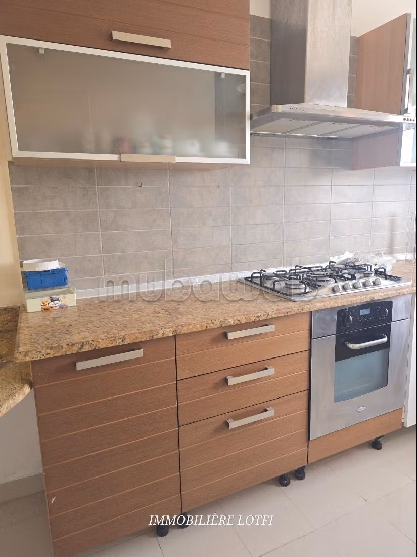 Appartement à louer à Cité Les Pins. Surface totale 190 m². Fenêtres avec double vitrage et porte blindée