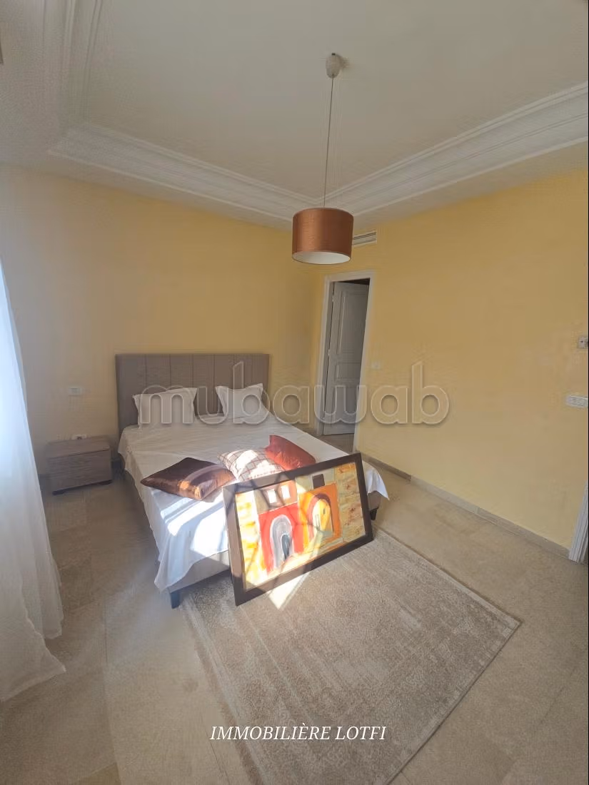 Appartement à louer à Cité Les Pins. Surface totale 190 m². Fenêtres avec double vitrage et porte blindée