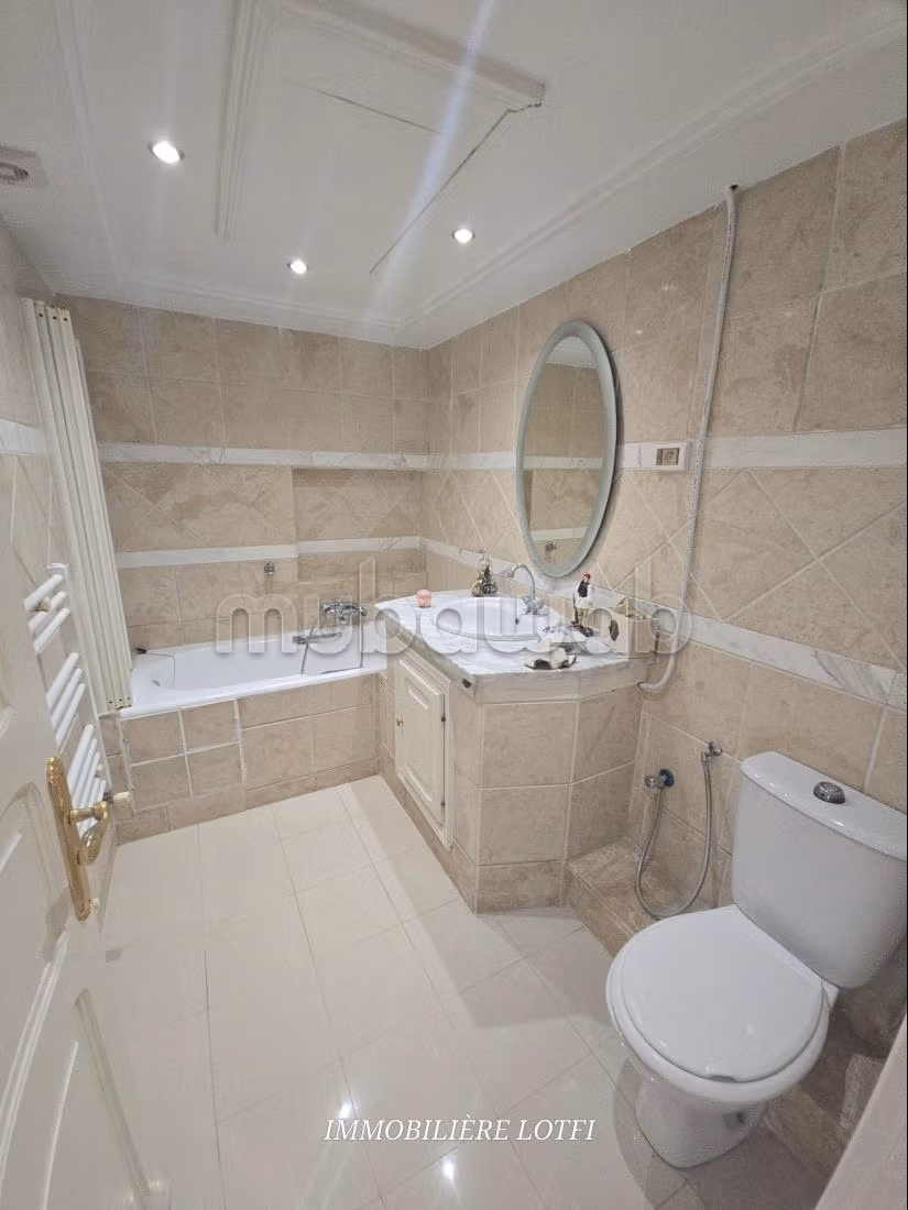 Appartement à louer à Cité Les Pins. Surface totale 190 m². Fenêtres avec double vitrage et porte blindée