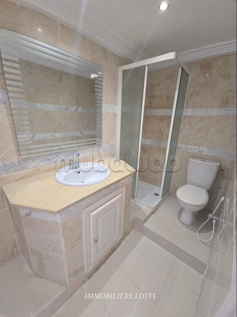 Appartement à louer à Cité Les Pins. Surface totale 190 m². Fenêtres avec double vitrage et porte blindée