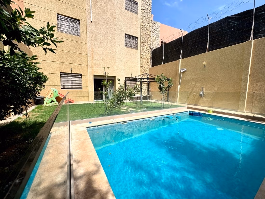 Villa de haut standing à louer à Route Casablanca. 7 pièces. Bien meublé