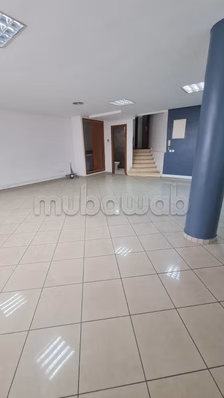 Hermosas oficinas en alquiler en la ruta Aljadida. Superficie total de 97 m². Servicio de conserjería disponible, sistema de aire acondicionado.